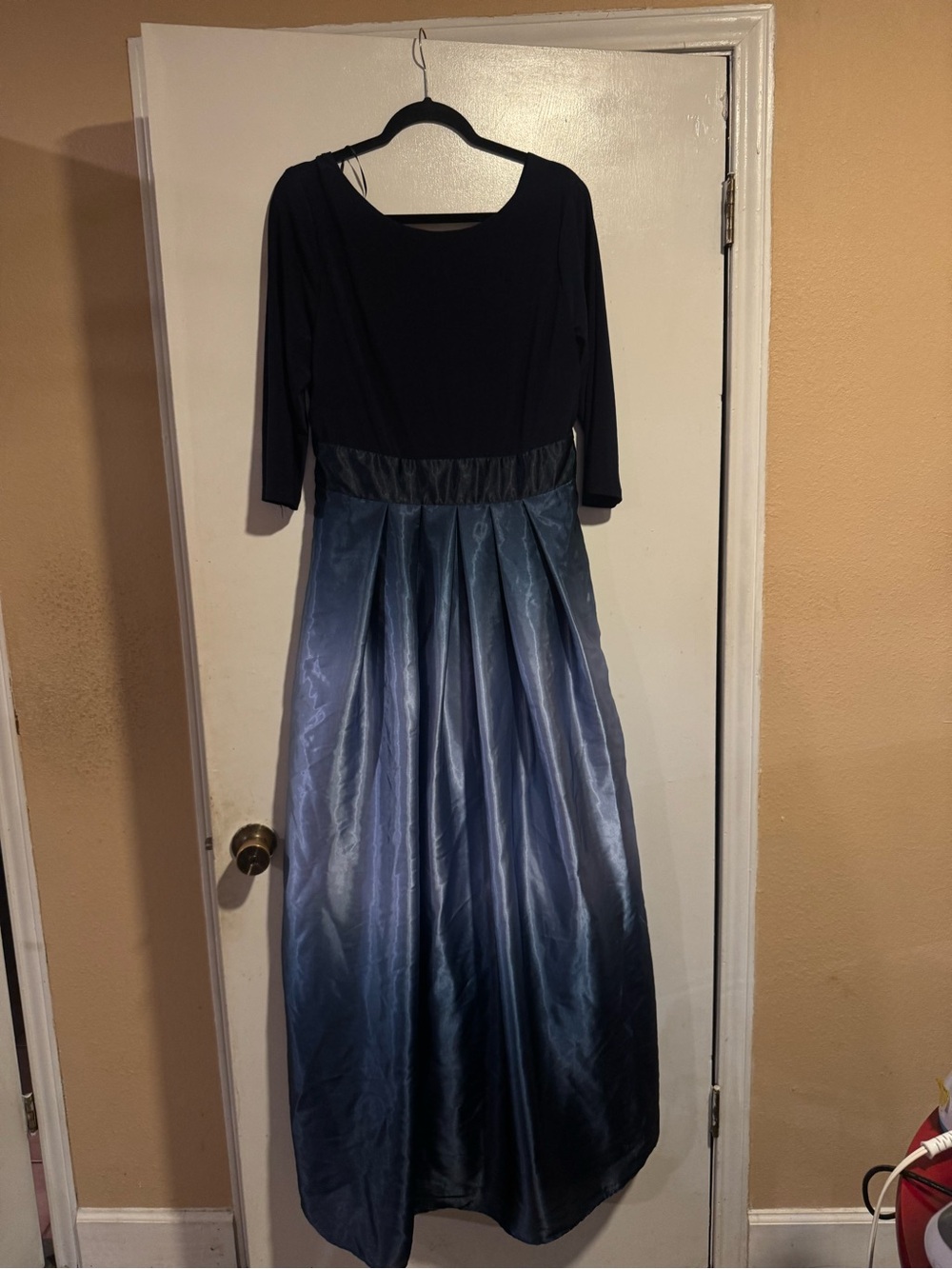 SLNY Ombre Satin Long Formal Gown Navy Blue Size 16 Style 9151111 - Picture 2 of 8
